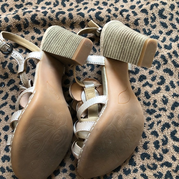 b.o.c sandals,metallic tan EUC, worn once briefly! - Picture 3 of 4